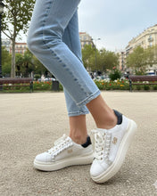 Cargar imagen en el visor de la galería, Bambas blanca con volantes