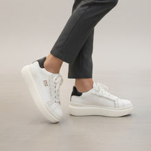 Cargar imagen en el visor de la galería, Bambas blanca con volantes