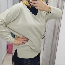 Cargar imagen en el visor de la galería, Jersey cuello a pico plus size en viscosa