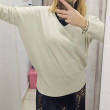 Cargar imagen en el visor de la galería, Jersey cuello a pico plus size en viscosa