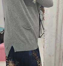 Cargar imagen en el visor de la galería, Jersey con bolsillos plus size en viscosa