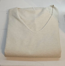 Cargar imagen en el visor de la galería, Jersey cuello a pico plus size en viscosa