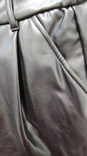 Cargar imagen en el visor de la galería, Short en polipiel negro con vuelta