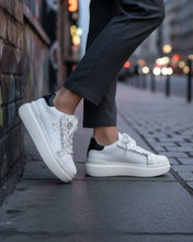 Cargar imagen en el visor de la galería, Bambas blanca con volantes