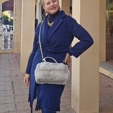 Cargar imagen en el visor de la galería, BOLSO PELUCHE Beige con Cadena Desmontable