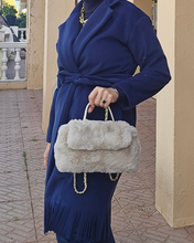 Cargar imagen en el visor de la galería, BOLSO PELUCHE Beige con Cadena Desmontable