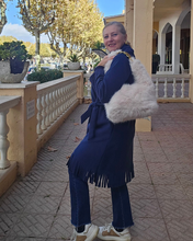 Cargar imagen en el visor de la galería, BOLSO PELUCHE CON CADENA DORADA Beige Claro