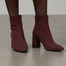 Cargar imagen en el visor de la galería, Botines Burdeos con Tacón Estampado