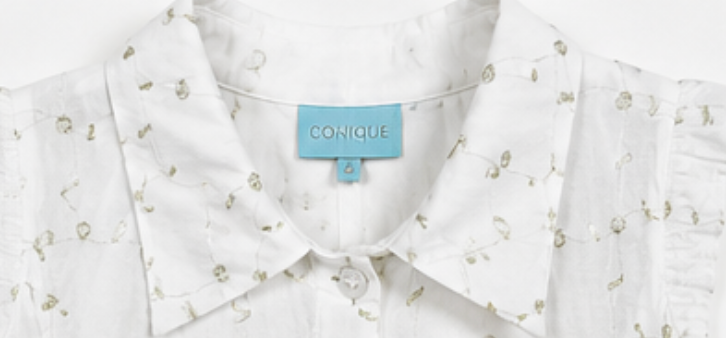 Vestido Blanco Bordado con Cuello Camisero y Volante