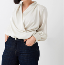 Cargar imagen en el visor de la galería, Blusa curvy de raso Rinascimento