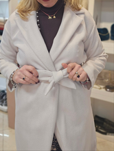 Cargar imagen en el visor de la galería, Abrigo Eleganza beige con flacos