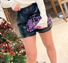 Cargar imagen en el visor de la galería, Short en polipiel negro con vuelta