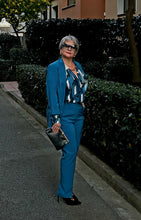 Cargar imagen en el visor de la galería, Blusa Estampada Azul Cobalto con Cadena – Moda Curvy Rinascimento