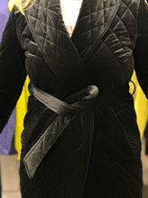 Cargar imagen en el visor de la galería, Abrigo de terciopelo en negro Rinascimento