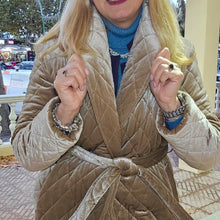 Cargar imagen en el visor de la galería, Abrigo de Terciopelo Beige Acolchado