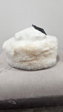Cargar imagen en el visor de la galería, Gorro Tabaco de Pelo Sintético