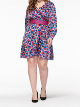 Cargar imagen en el visor de la galería, Vestido curvy de raso estampado geométrico - Rinascimento