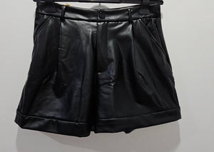 Short en polipiel negro con vuelta