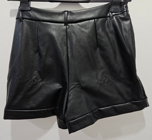 Short en polipiel negro con vuelta