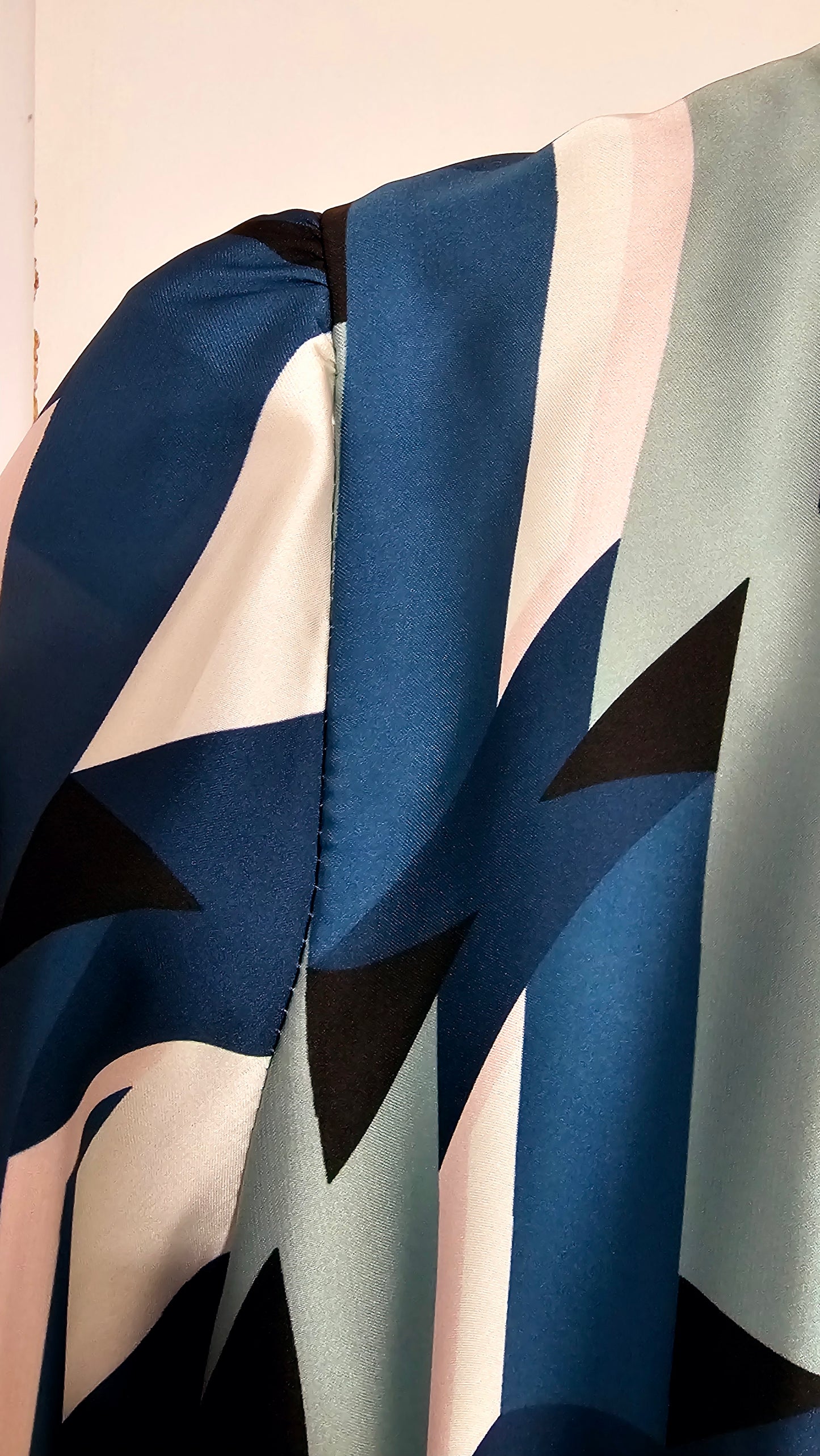 Blusa Estampada Azul Cobalto con Cadena – Moda Curvy Rinascimento