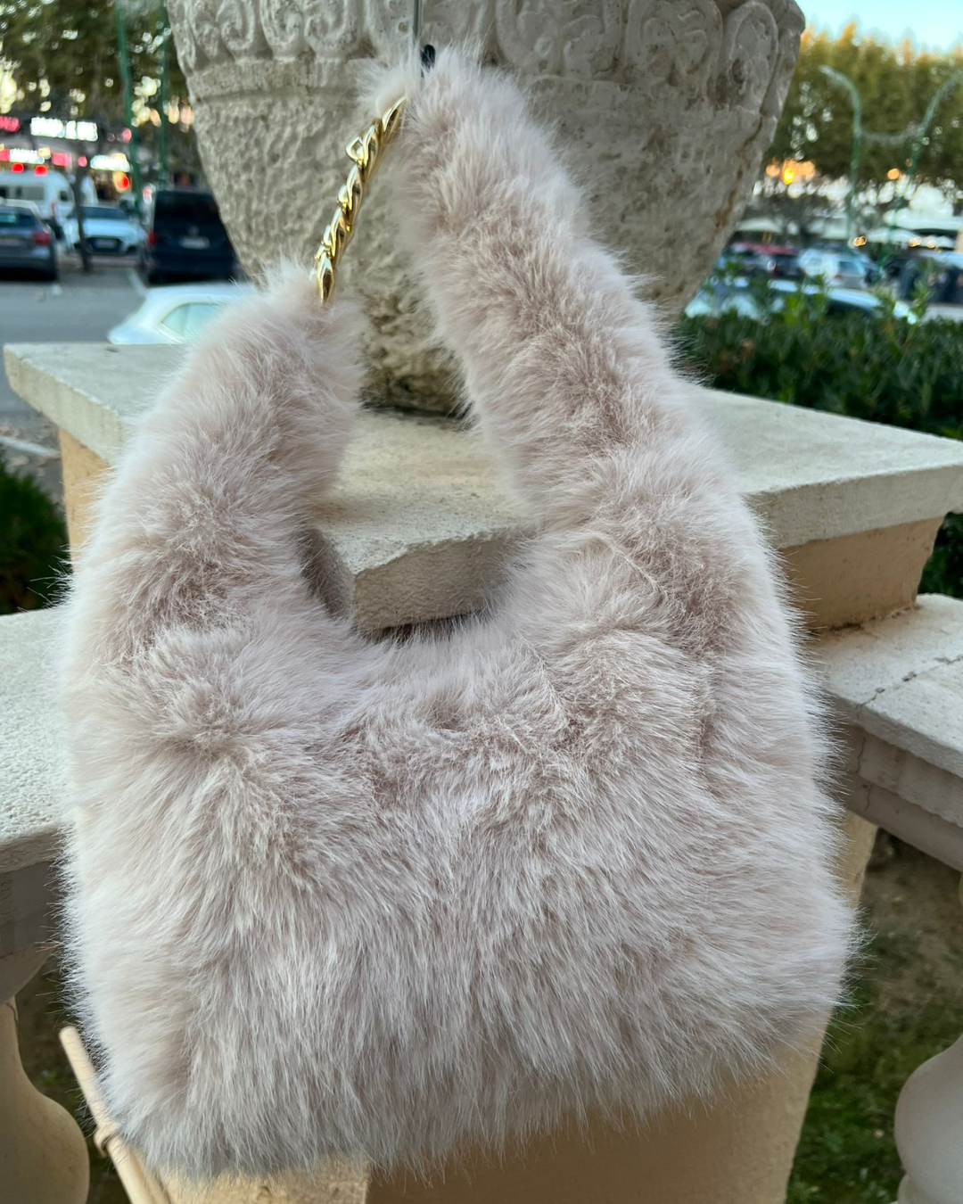BOLSO PELUCHE CON CADENA DORADA Beige Claro