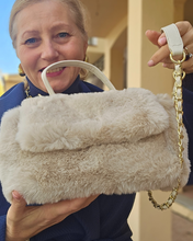 Cargar imagen en el visor de la galería, BOLSO PELUCHE Beige con Cadena Desmontable
