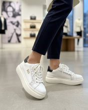 Cargar imagen en el visor de la galería, Bambas blanca con volantes
