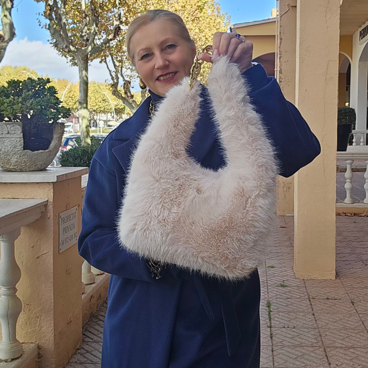 BOLSO PELUCHE CON CADENA DORADA Beige Claro