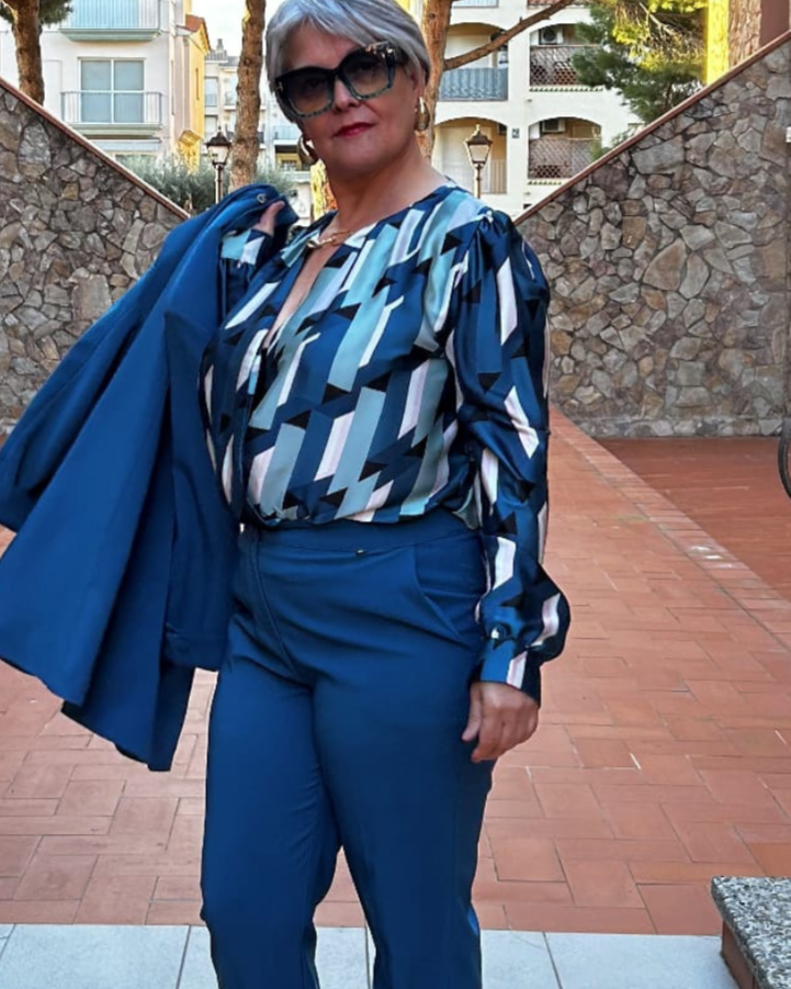 Blusa Estampada Azul Cobalto con Cadena – Moda Curvy Rinascimento