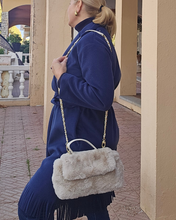 Cargar imagen en el visor de la galería, BOLSO PELUCHE Beige con Cadena Desmontable
