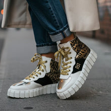 Cargar imagen en el visor de la galería, Bambas Urbanas Animal Print &amp; Dorado
