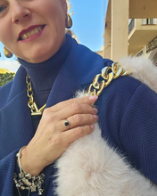 Cargar imagen en el visor de la galería, BOLSO PELUCHE CON CADENA DORADA Beige Claro
