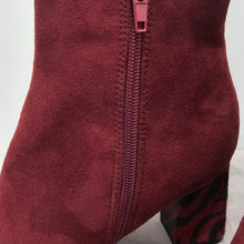 Cargar imagen en el visor de la galería, Botines Burdeos con Tacón Estampado
