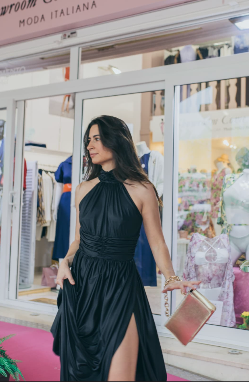 Vestido Largo Negro Satinado con Cuello Halter