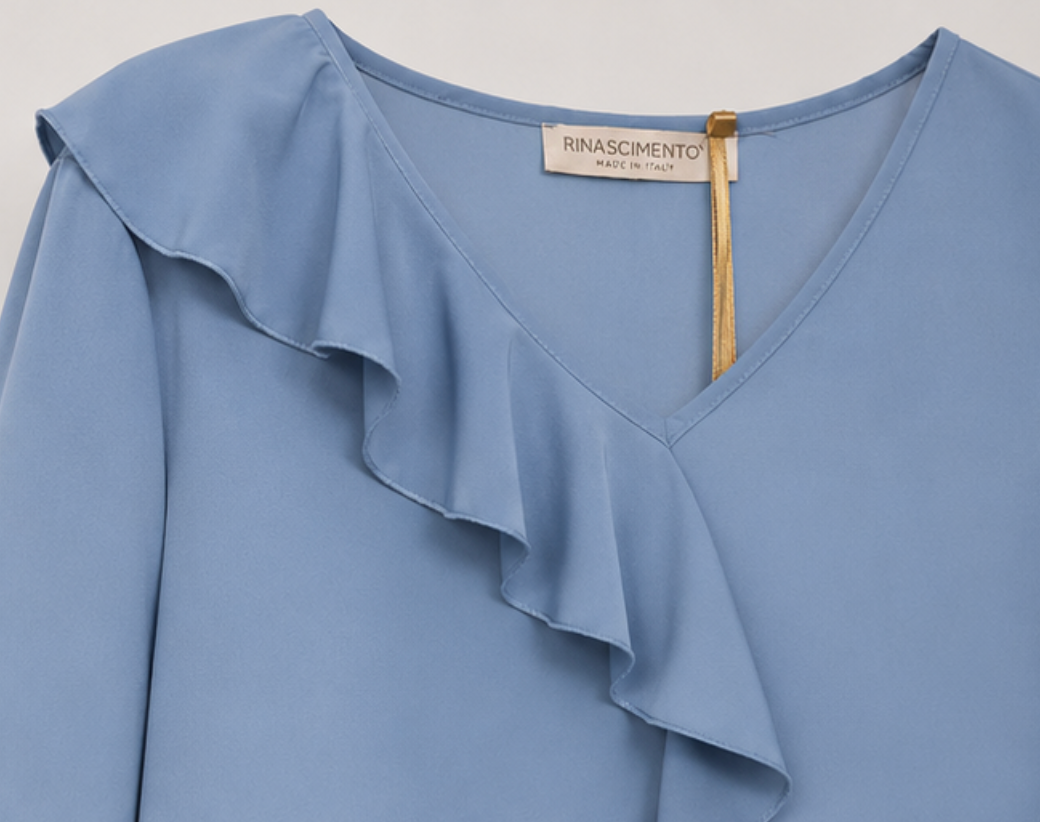 Blusa Celeste Volante Elegance – Detalle Dorado Espalda