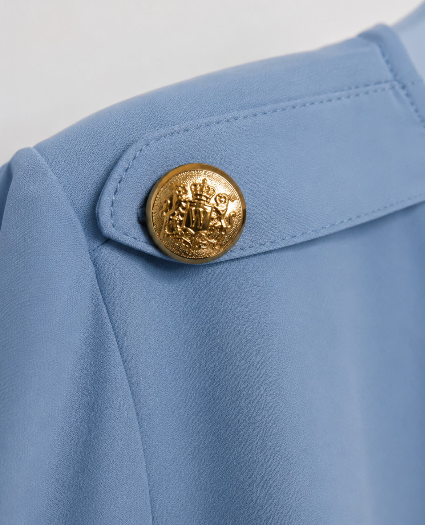 Blusa Celeste Volante Elegance – Detalle Dorado Espalda