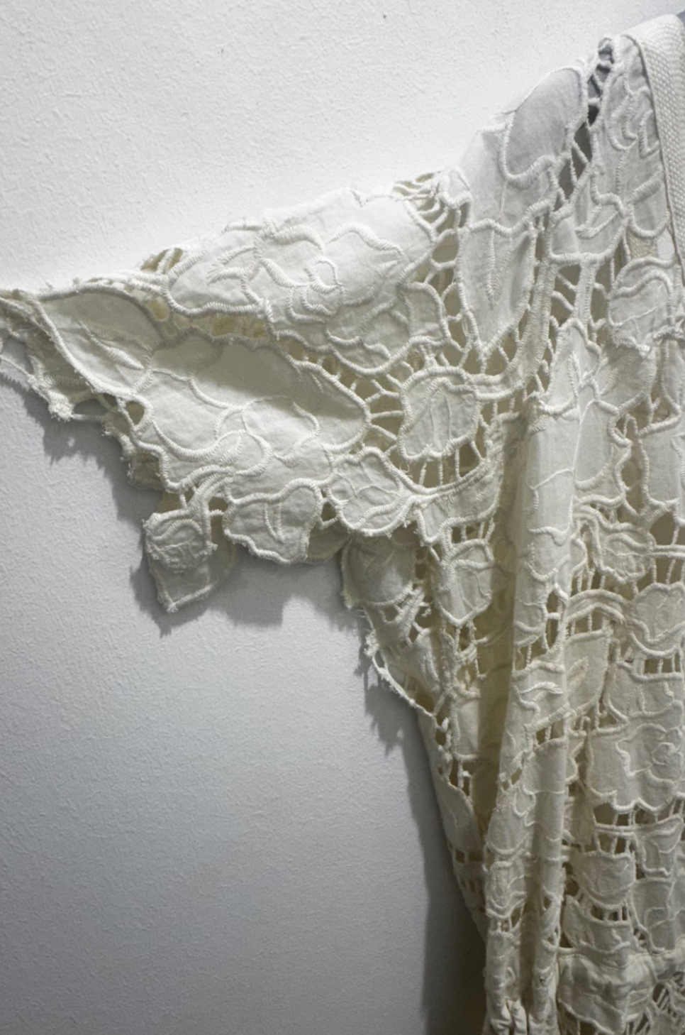 Vestido de Encaje Floral Marfil con Cintura Ajustable