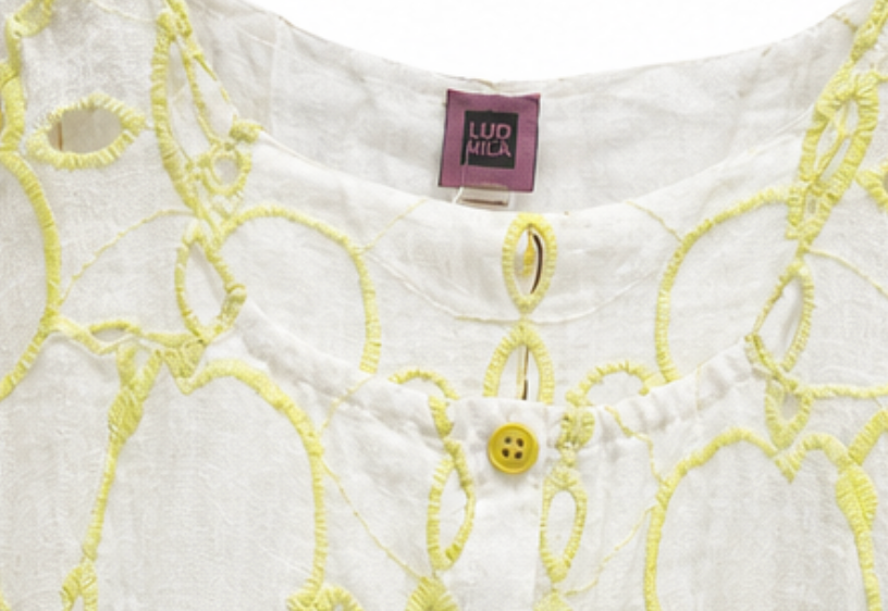 Vestido Bordado Floral Amarillo de Lino con Cinturón Ajustable