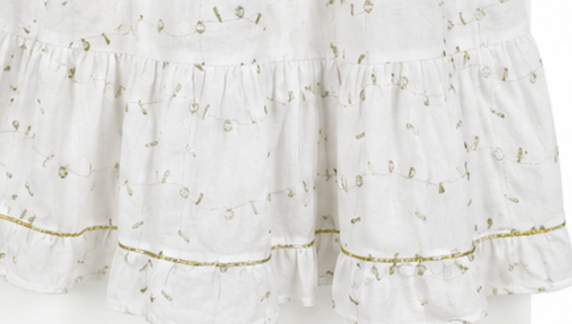 Vestido Blanco Bordado con Cuello Camisero y Volante
