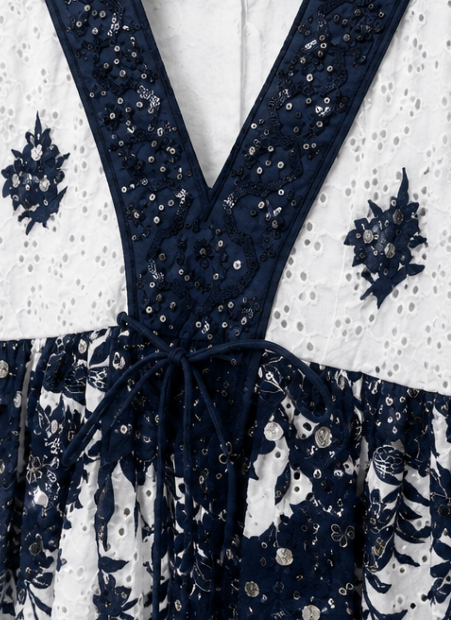 Vestido Bordado Bicolor con Lentejuelas y Escote en Pico