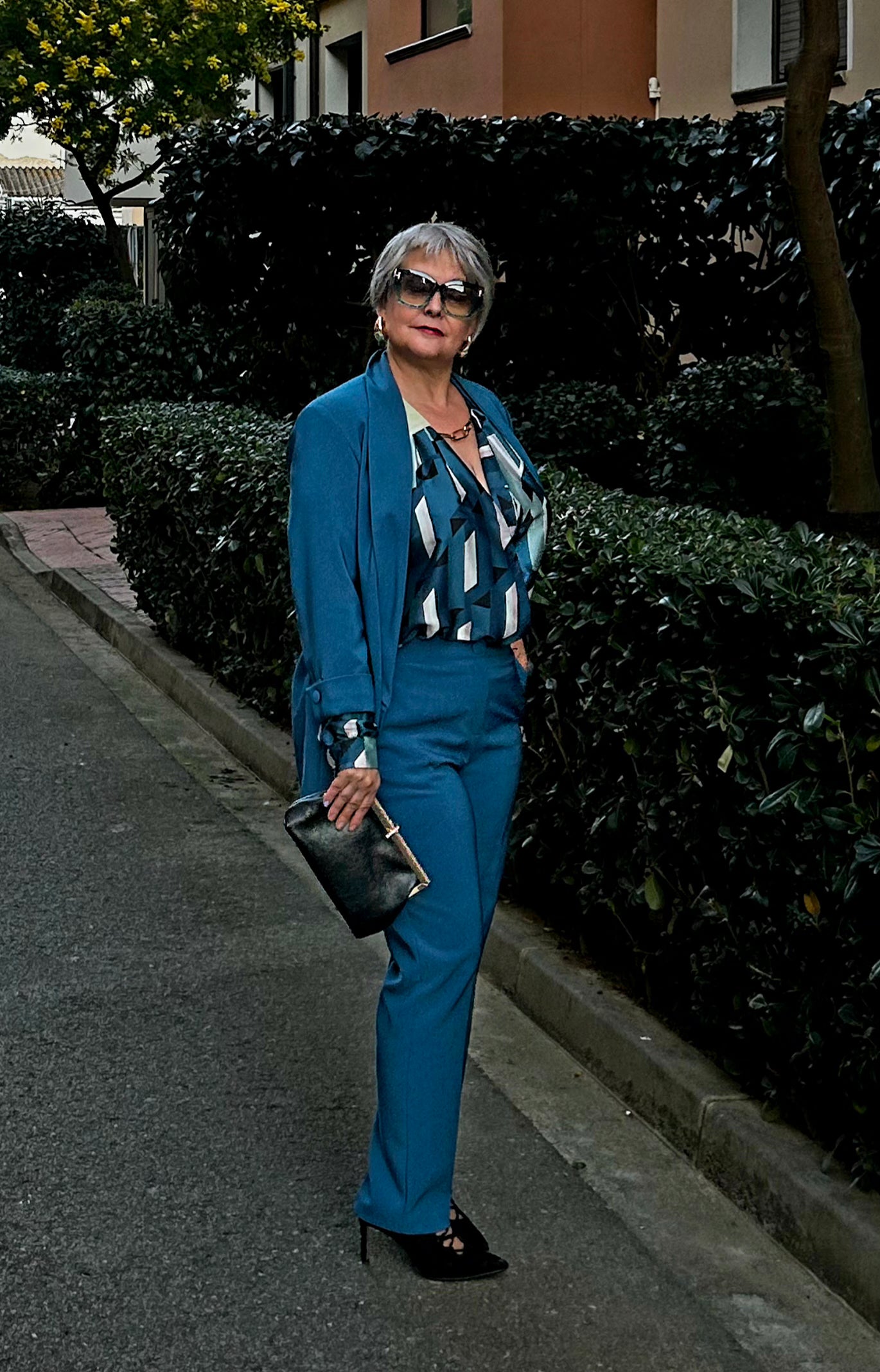 Blusa Estampada Azul Cobalto con Cadena – Moda Curvy Rinascimento