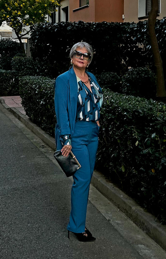 Blusa Estampada Azul Cobalto con Cadena – Moda Curvy Rinascimento