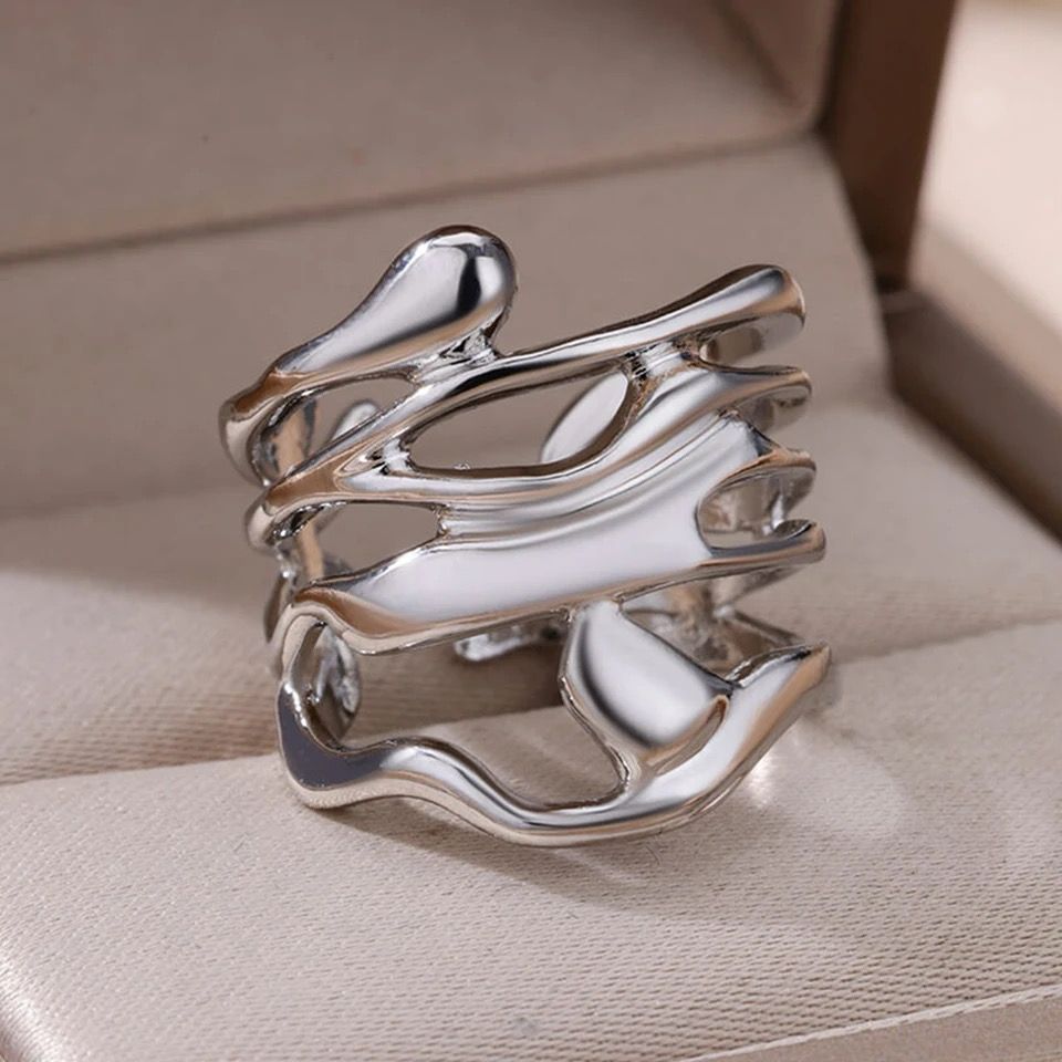 Anillo Ginevra – Diseño Ancho y Detallado | Alvisa & Co.