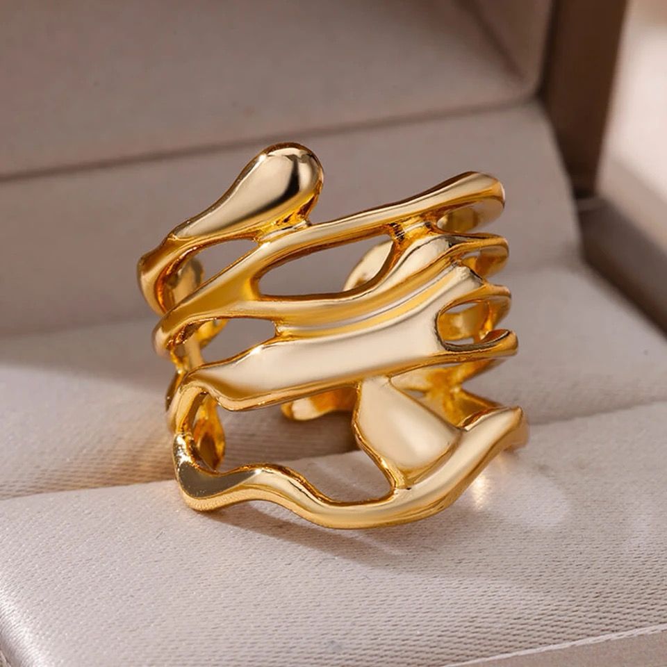 Anillo Ginevra – Diseño Ancho y Detallado | Alvisa & Co.
