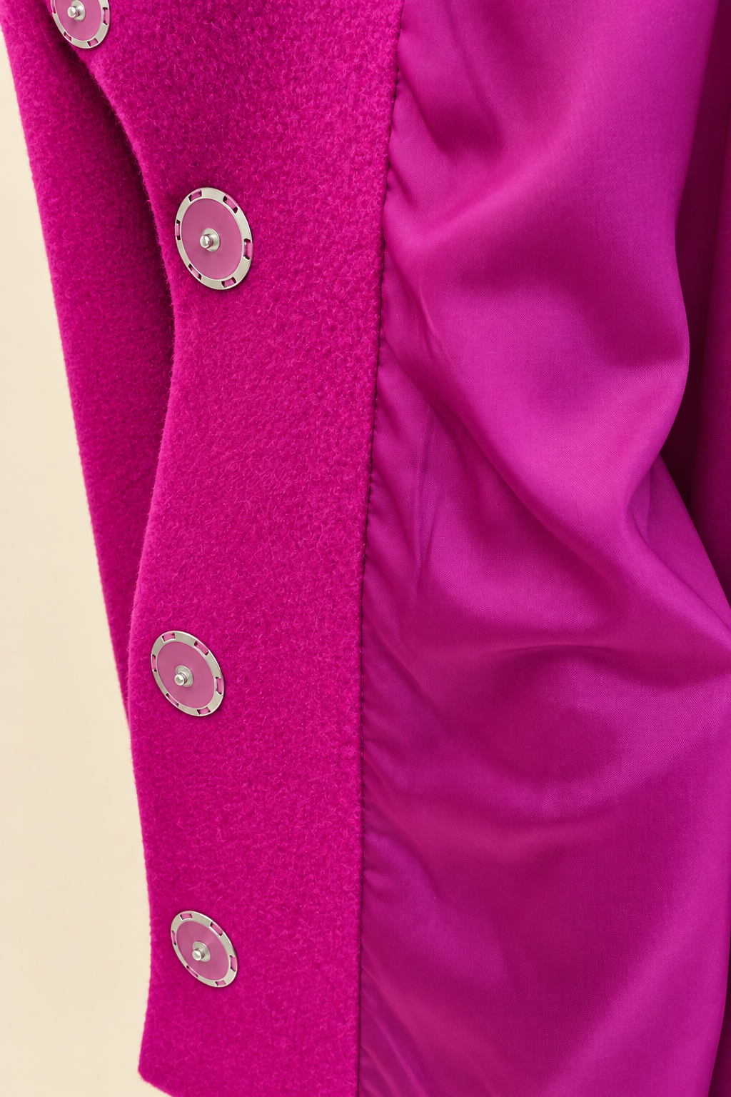 Detalle del forro interior y de los cierres a presión de la chaqueta Luisa color orquídea.