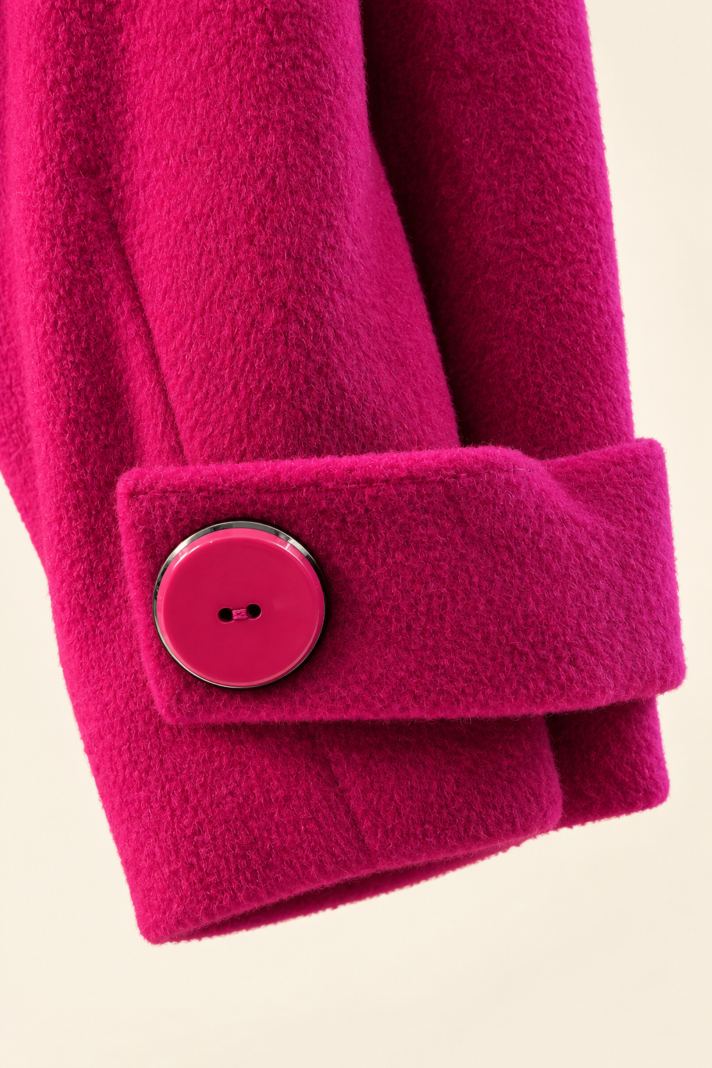 Detalle de la trabilla de la manga y del botón con borde metálico de la chaqueta Luisa color orquídea.