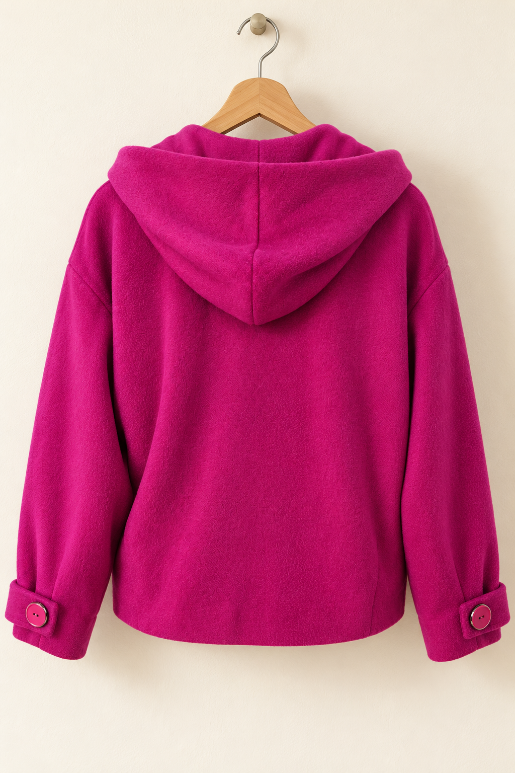 Vista trasera de la chaqueta Luisa color orquídea, con detalle de la capucha.