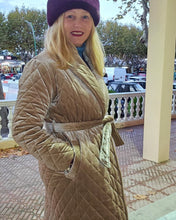 Cargar imagen en el visor de la galería, Abrigo de Terciopelo Beige Acolchado
