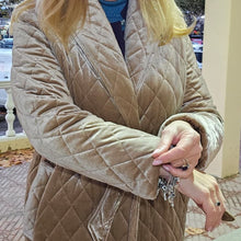 Cargar imagen en el visor de la galería, Abrigo de Terciopelo Beige Acolchado
