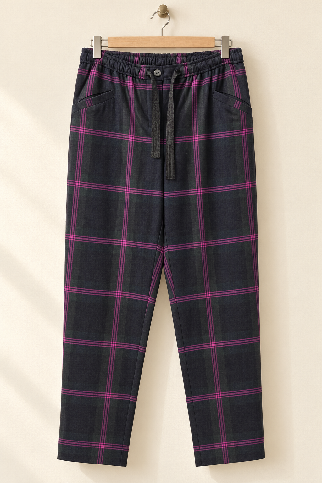 Vista frontal en percha del pantalón Paola a cuadros con cintura elástica y cordón.